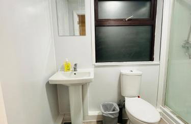 Ashsons Cosy Studio Apartment Free Parking For Car or Small Van Only - Photo 6