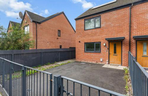 3 Bedroom house with 5 beds and Parking 18LW - Photo 28