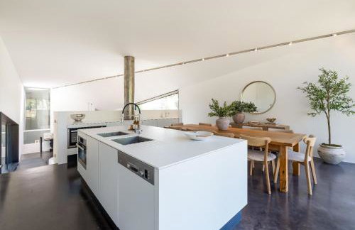 Pass the Keys Bond-villain Style Home with Panoramic Views - Foto 42