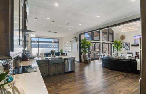 LOTO Pointe, Updated Luxury Home w/ Boat & PWC Slip, Boat Ramp, Firepits, Pool Table & More! - Foto 9