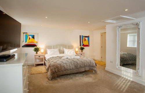 Luxe Detached 3 Bed Luxe House on Exclusive Private Estate Close to Coast Free Hot Tub Sleeps 6 Private Parking for 2 Cars - Photo 5