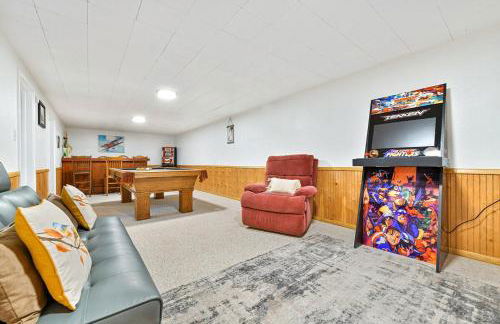 Family Perfect 4BR Home with Hot Tub, Pool Table, Fenced Yard, Cozy Fireplace, Mountain Views, Walkable Neighborhood, Near Parks, Dining, and Adventure - Foto 9