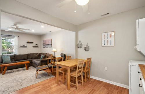 Cozy 2BR Condo - Beachside Bliss with Yard Space condo - Foto 9