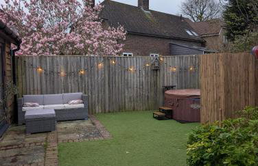 Stylish central Horsham residence with parking and hot tub - Foto 25