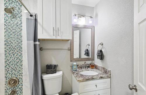 Peaceful and Relaxing Getaway w Beautiful Pool - Photo 19