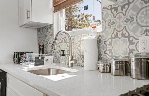 Beach house - 3BR Beach Gem - 30ft to Sand & Walk to Amusement Park - Foto 7