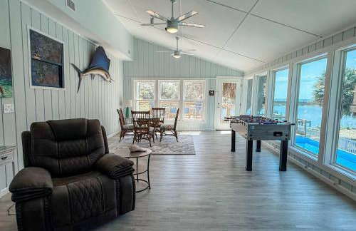 Spacious house- Deep Water Dock Pool Golf Cart Rental available - Foto 47