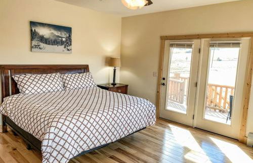 New! Beautiful, Spacious Modern Home on a Large Acreage - Peaks & Prairies Retreat - Foto 16