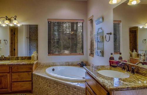 Torreon Family Cabin, Large Decks & Open Floorplan - Photo 10