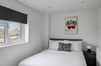 Sleeps 8, 4 bed 2 bathroom house with parking Balderton - Foto 6