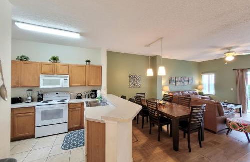 Family Getaway Townhome at Lake Berkley 15min to Disney - Foto 9