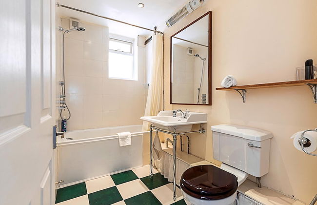 Retro Charm and Modern Comforts - Photo 19