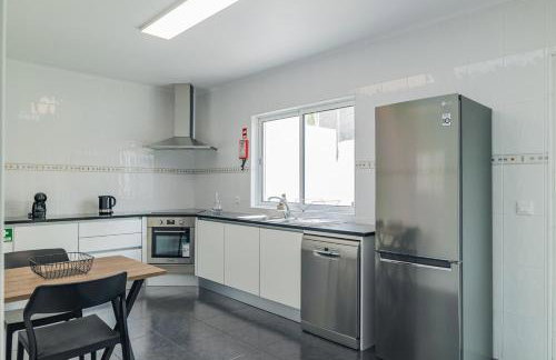 Modern 3BR Home, AC in All Rooms, Walk to 2 Beaches, Private Patio, Washer & Dryer - Photo 22