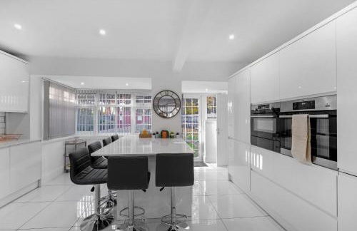 Family-Friendly 4-Bed near Parks & Transport Links - Foto 27