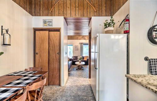 Pinecrest Retreat with Fireplace! - Photo 5