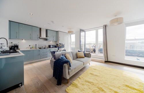 Step Free 2 Bed 2 bath Oasis FlatIClose to David Lloyd Gym with Fully Equipped Kitchen& Parking in DartfordIMins from station and 45 mins into Central London - Photo 18