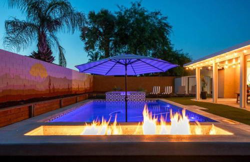 Spacious Yard, Sparkling Pool & Spa, Firepit, 9beds! - Photo 15