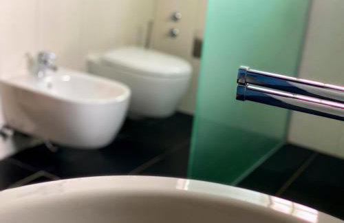 Modern Red & Blue Apartment - Photo 15