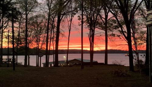 Incredible Lakefront Cabin for a Wonderful Family Adventure in Nature in Hemphill, Texas - Foto 4