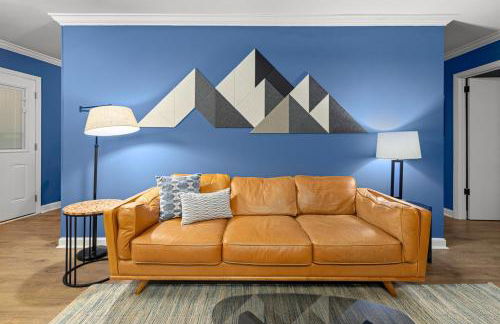 Fun & Funky Asheville Home with Pool Table, Darts - Foto 9