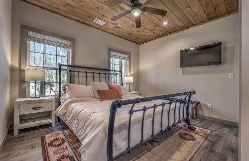 5-Star Cabin wHot Tub, Game Room, & Resort Perks! - Foto 14