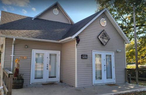 Train Themed Hobo Hideaway Near City Square - Foto 1