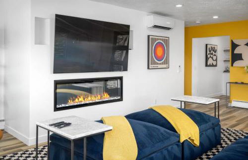 Relaxed Hillside Retreat with Hot Tub and Skyline Views - Foto 16