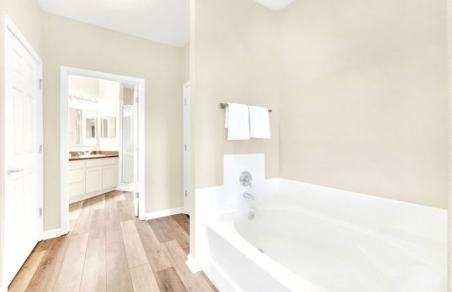 Upstay - Modern Family Apartment w Pool Hot Tub - Foto 14