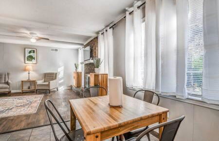 Mins from Parks Hiking & Dining- Brick Bungalow - Foto 4