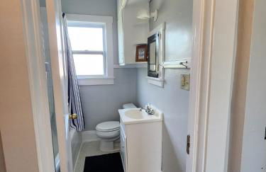 Cozy Vintage Bungalow @Mills50 District - Photo 11