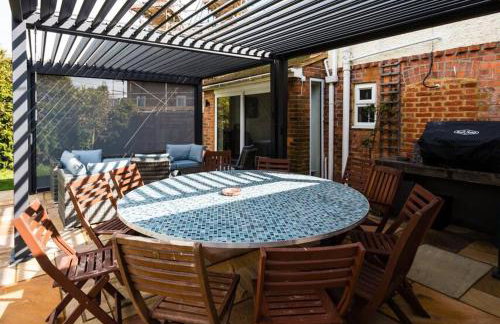 Beachside period family home. 5 BR spacious, comfortable. - Photo 16