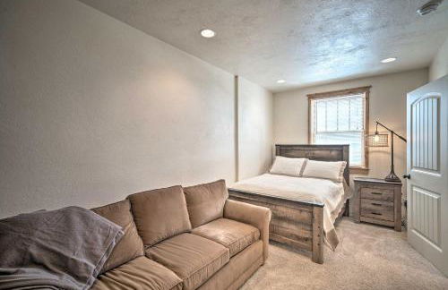 Updated Townhome with Hot Tub - Walk to Downtown! - Foto 14