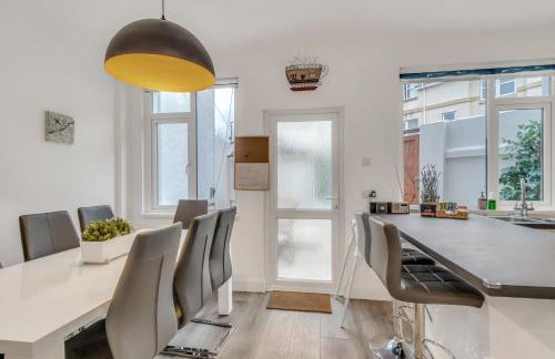 JUNGLE HOT TUB, games room, near eateries, micro brewery, pubs, beauty salons and boutique shops, Argyle, free Netflix, in the heart of Plymouth - Dogs welcome - Hosted by Absolute Accommodation Plymouth - Foto 46