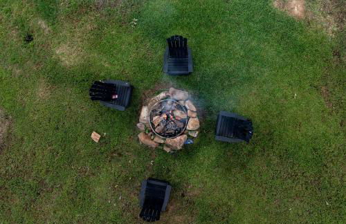 Stunning Riverfront Log Cabin Nestled Amidst Trees in Nashoba, Oklahoma - Foto 21