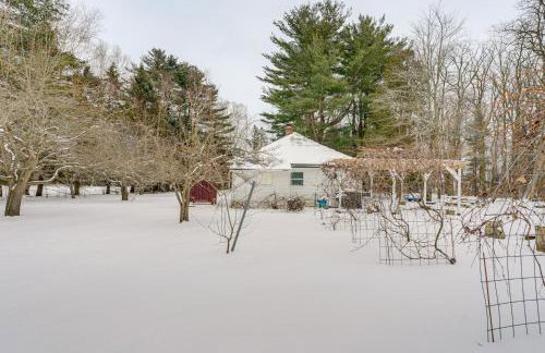 Woodsy & Charming! Applegate Cabin w/ Large Yard - Photo 25
