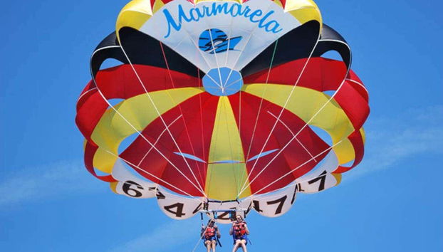 Adrenalina durante l'attività di parasailing