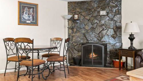 Alaskan WolfDen Close to airport centrally located - Photo 3