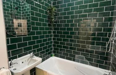 Hoole House- Bright and modern 2 bedroom house, close to Chester train station and the City Centre - Photo 12