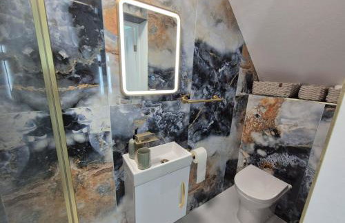 Stylish 1 BR Apartment Near Heathrow - Photo 2