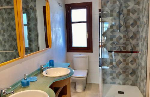 Caserio Arrigorri excelente ubicación jardín con BBQ perfecto para grupos - Foto 47