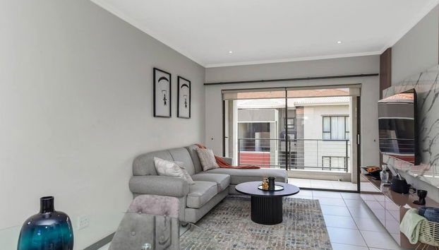 2 Bed Flat - Sleeps 4 - Pool - Garden - Parking - Foto 5, Sala de estar