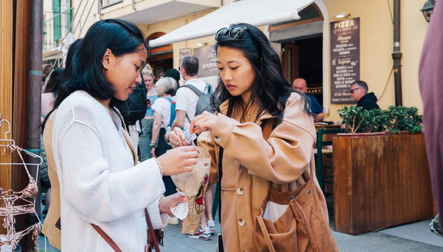 Due ragazze provano la cucina tipica di Manarola