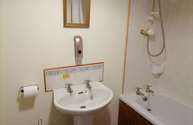 Impeccable 2-bed Flat in Wick - Photo 22