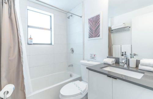 Renovated Apts with Kitchen, Fast WiFi, Smart TV, Roku & Pool Onsite 4 mi to Surfside Beach - Foto 15