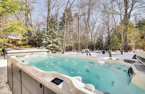Games, Fire Pit, Hot Tub Pocono Lake Family Home! - Foto 1