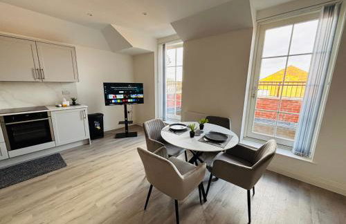 Luxury 1BR Modern Flat in London W7 with Terrace & Private Parking - Foto 1