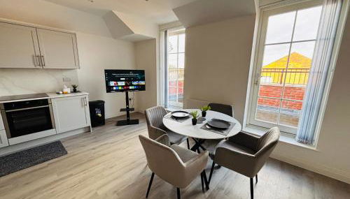 Luxury 1BR Modern Flat in London W7 with Terrace & Private Parking - Foto 1