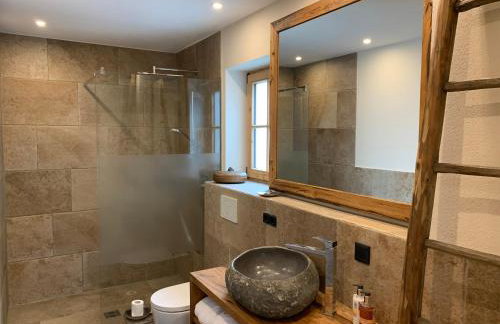 BERGSUCHT-Ruhpolding, Traumlage am sonnigen Südhang, kostenlose Parkplätze, schnelles WLAN, ruhige Sackgasse, NETFLIX inklusive - Foto 16