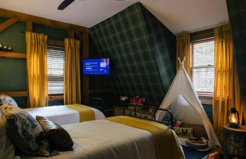 Family Retreat Sauna Hot Tub Games Peloton - Photo 58