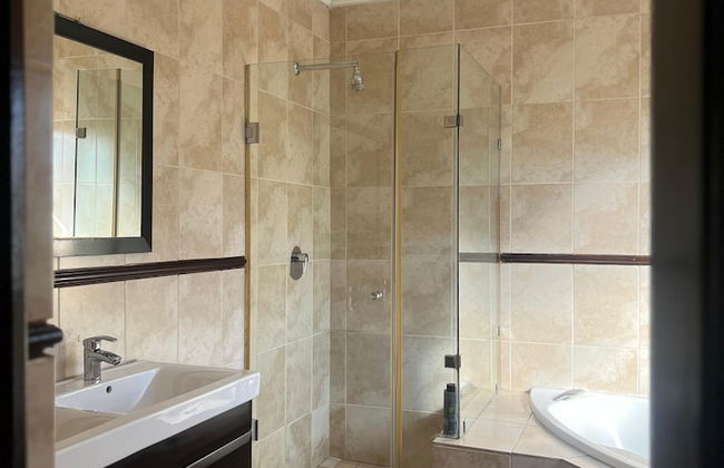 Fourways Luxury 5-Bed Home - Photo 5